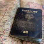 Tiflis vize istiyor mu sorusuna yanıt arayan turistlerin Gürcistan haritasını incelediği fotoğraf