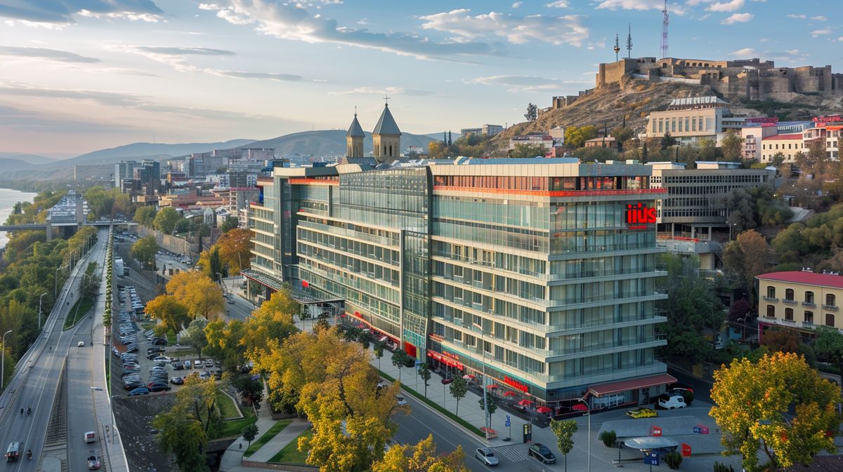 Ibis Hotel Tiflis önündeki modern mimariye sahip şık bina fotoğrafı